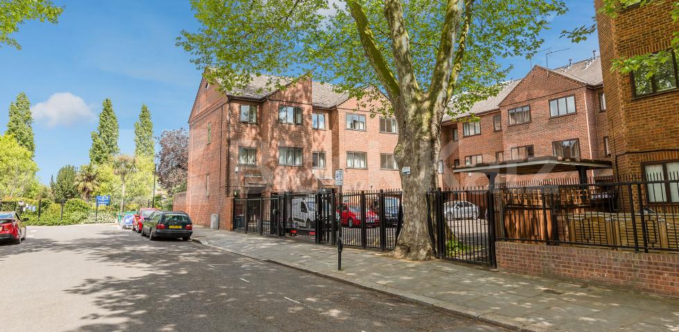 			4 BEDROOMS & 3 BATHROOMS, 4 Bedroom, 1 bath, 1 reception Flat			 St.Helens Gdns, LADBROKE GROVE